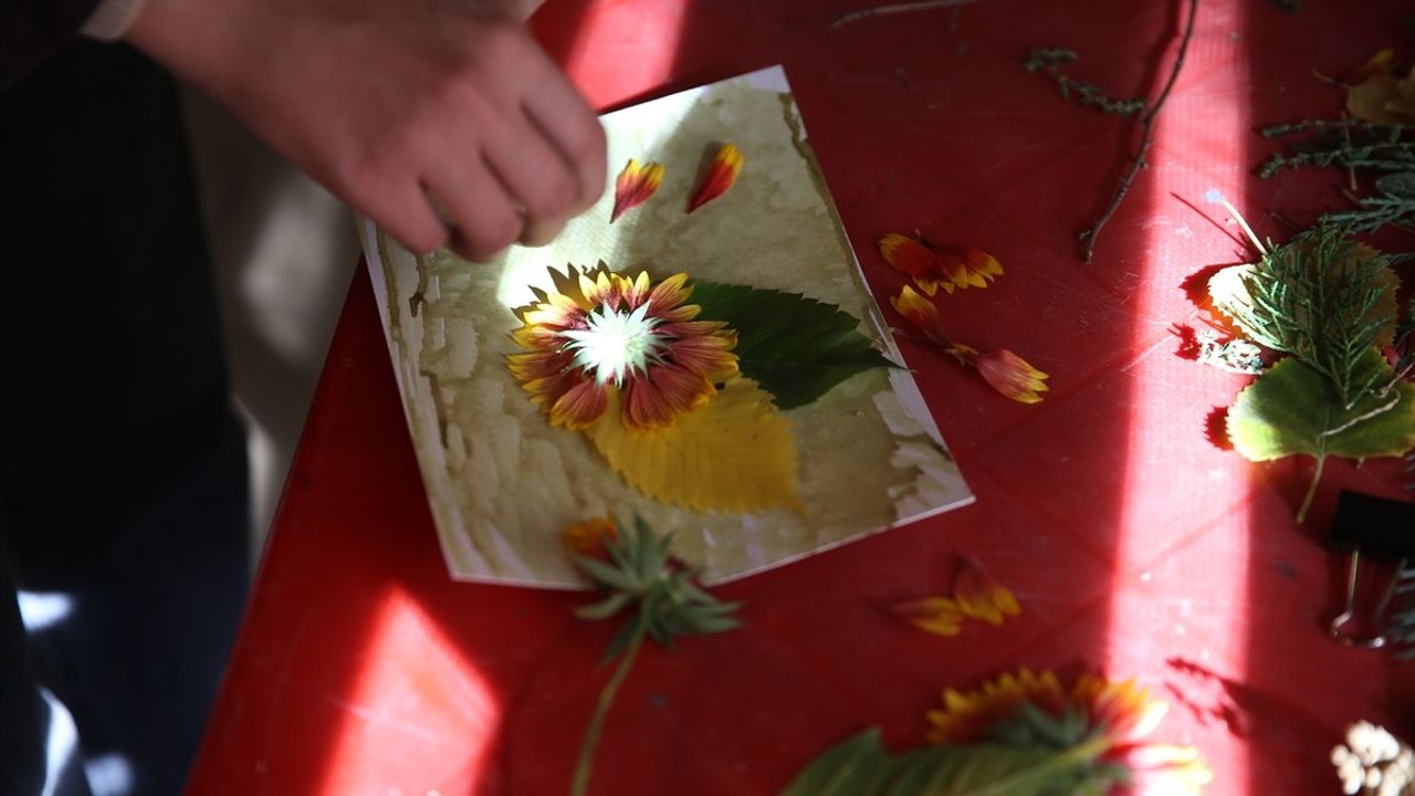 Erzurum'da 'Doğadan Kağıda' atölyesi: 1850'lerin güneş baskı (cyanotype) tekniği uygulandı