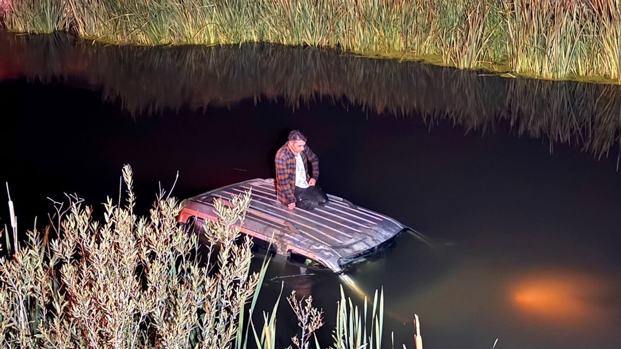 Erzurum'da Karasu Nehri'ne Düşen Araçtan Sürücü Ekiplerce Kurtarıldı