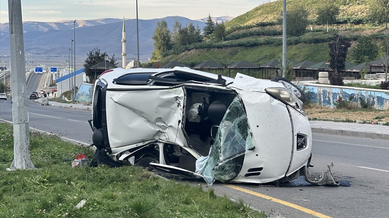 Erzurum'da Mevlana Caddesi'nde takla atan otomobil: 2 kişi ağır yaralandı