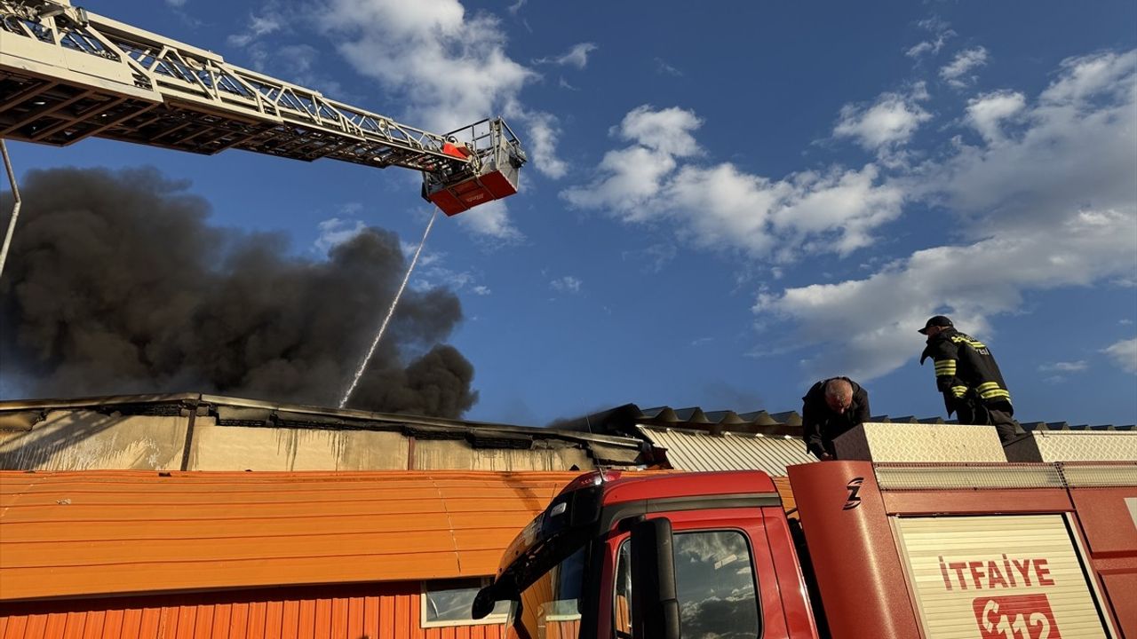 Erzurum OSB'de boya üretim tesisinde yangın; ekipler müdahale ediyor