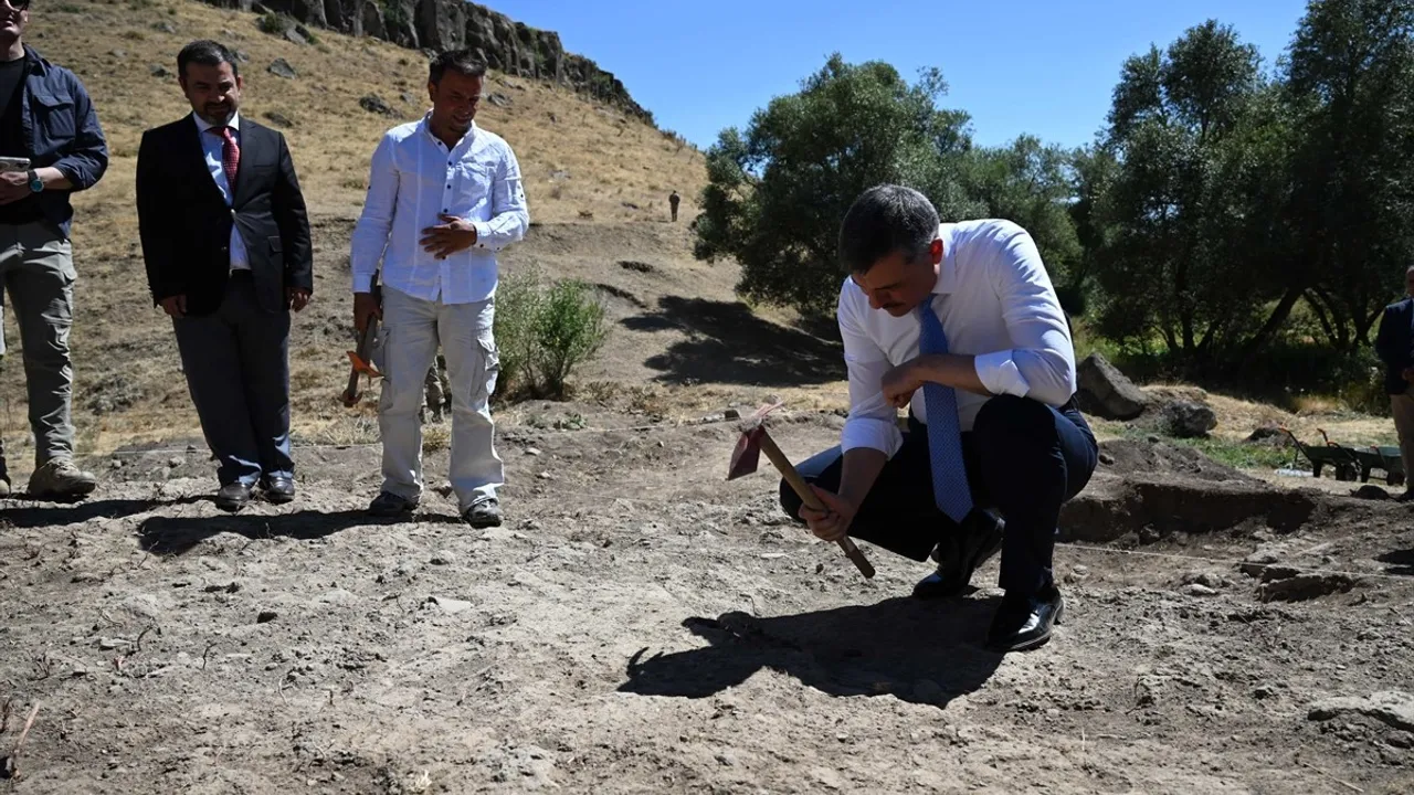 Erzurum Valisi Çiftçi Parmaksız Kale Höyüğü'nde İncelemede Bulundu