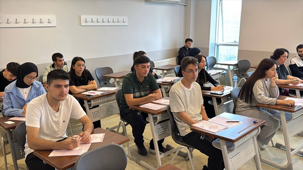 Esenyurt Belediyesi, Şehit Erol Olçok Kültür Merkezi'nde 1500 öğrenciye ücretsiz YKS ve LGS kursu başlattı