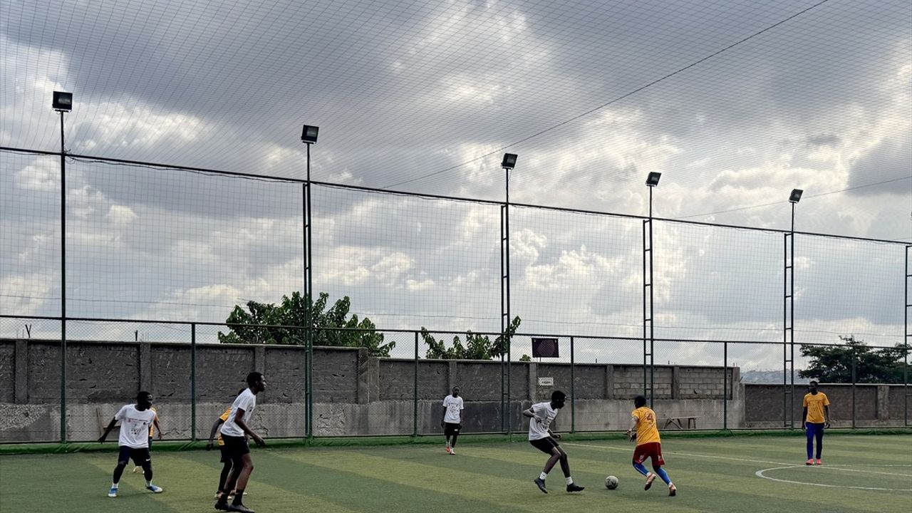 Eski Galatasaraylı Rigobert Song, Yaounde'deki Türkiye Maarif Koleji Spor Olimpiyatlarında Gençlerle Buluştu