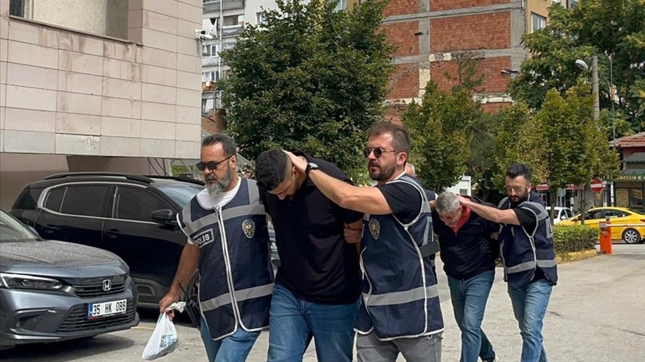 Eskişehir'de ambulans görevlilerini tehdit ettikleri iddiasıyla baba ve oğlu tutuklandı