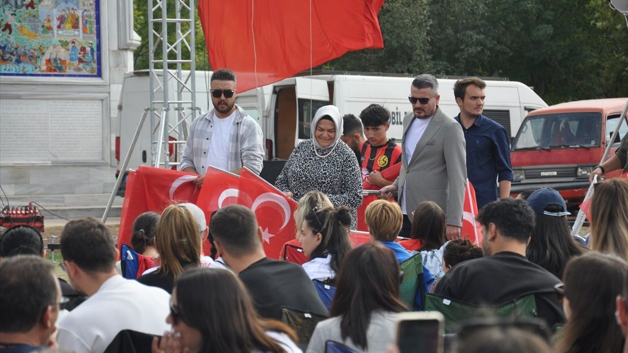 Eskişehir'de vatandaşlar A Milli Kadın Voleybol Takımı finalini Dede Korkut Parkı'nda dev ekranda izledi