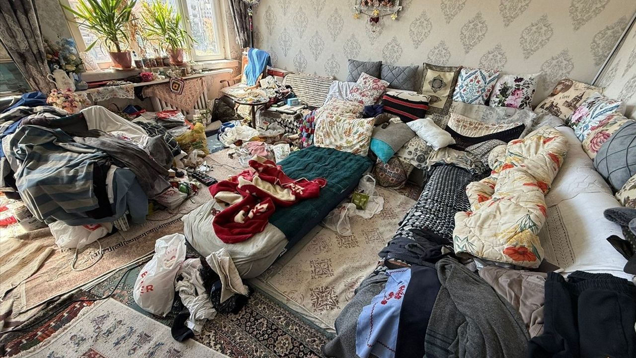 Eskişehir Odunpazarı'nda müstakil evden 1 ton çöp çıkarıldı