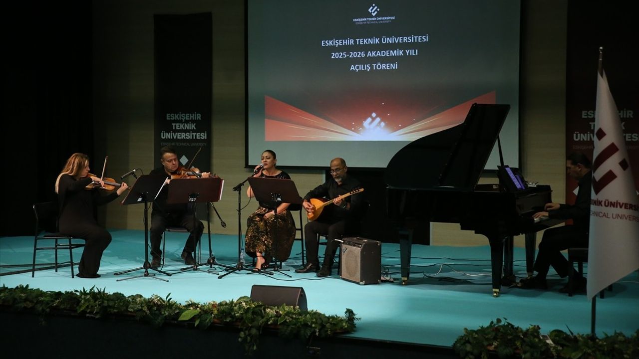 Eskişehir Teknik Üniversitesi 2025-2026 akademik yılı açıldı — HSK Başkanvekili Fuzuli Aydoğdu ilk dersi verdi