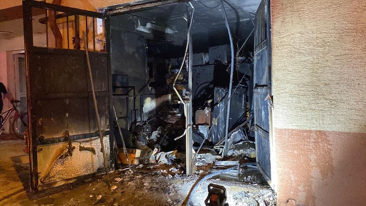 Eskişehir Tepebaşı'nda depo yangını itfaiye ekiplerince söndürüldü