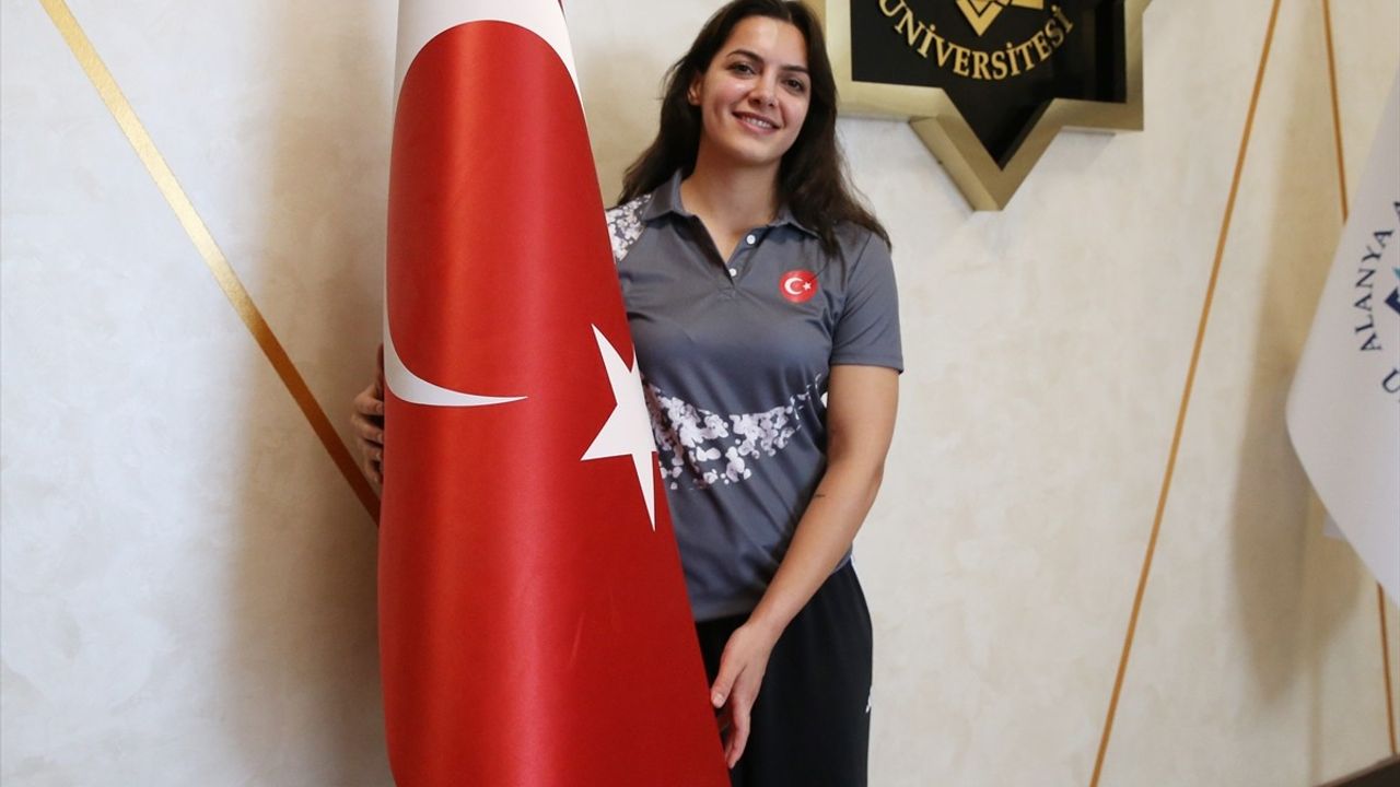 Esra Türkmen 59,90 m ile FISU 2025'te altın kazandı; hedefi dünya şampiyonluğu
