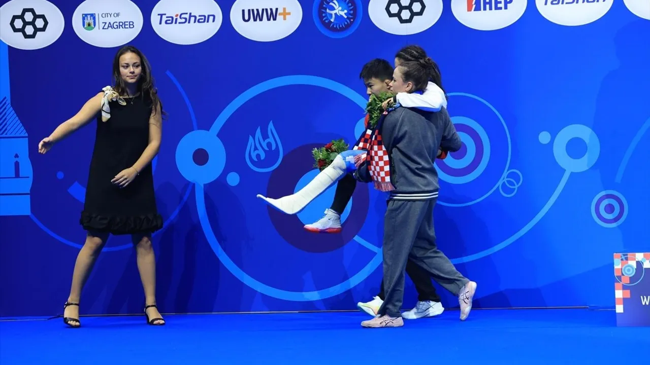 Evin Demirhan Yavuz, Dünya Güreş Şampiyonası'nda bronzunu rakiplerinin desteğiyle aldı
