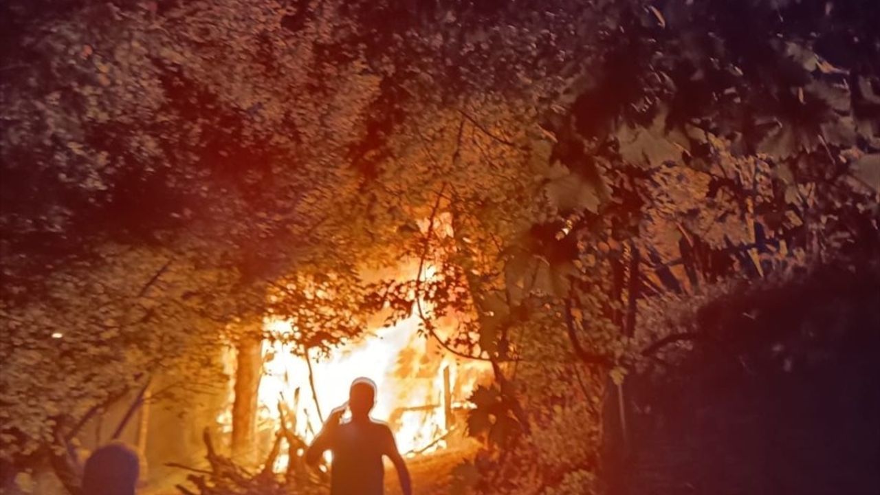 Feke'de ev yangını: Anne ve oğlu yaralandı, ev kullanılamaz hale geldi