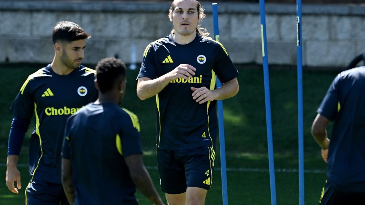 Fenerbahçe, Dinamo Zagreb maçı öncesi son antrenmanını tamamladı; Ali Koç futbolcularla veda etti