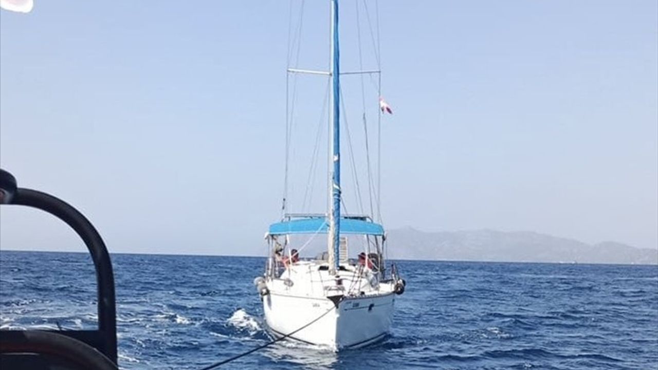 Fethiye açıklarında dümen arızası: 10 metrelik teknedeki 2 kişi kurtarıldı