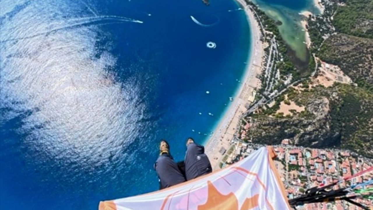 Fethiye'de Alzheimer farkındalığı için Babadağ'dan yamaç paraşütü uçuşu