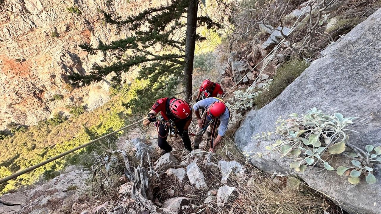 Fethiye'de kayalıklarda mahsur kalan Alman turist JAK tarafından kurtarıldı