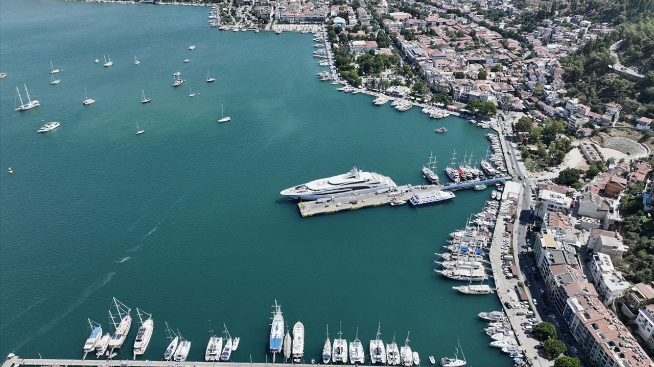 Fethiye Limanı'nda Cayman Adaları bayraklı I Dynasty'ye yakıt ikmali