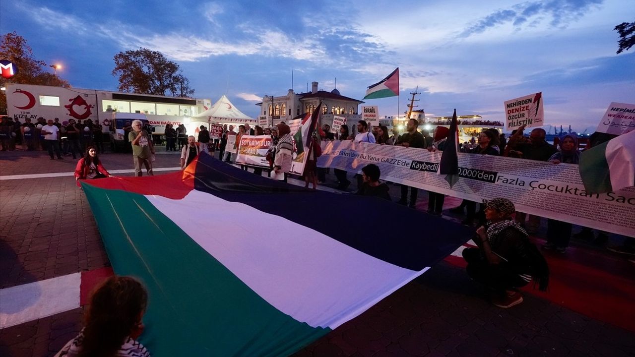 Filistin'e Özgürlük Platformu Kadıköy'de 'İsrail'e Tam Ambargo, Filistin'e Özgürlük' Sloganıyla Yürüyüş Düzenledi