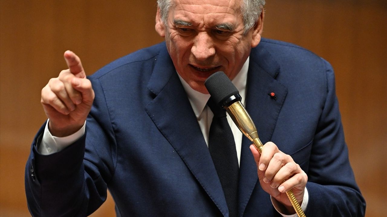 Fransa'da Bayrou Hükümeti Güven Oylamasında: Düşmesi Halinde Olası Yol Haritaları