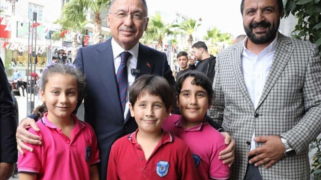 Fuat Oktay, 'Türkiye Yüzyılı Buluşmaları' Kapsamında Sancaktepe Ziyaretlerinde Yurttaşlarla Bir Araya Geldi