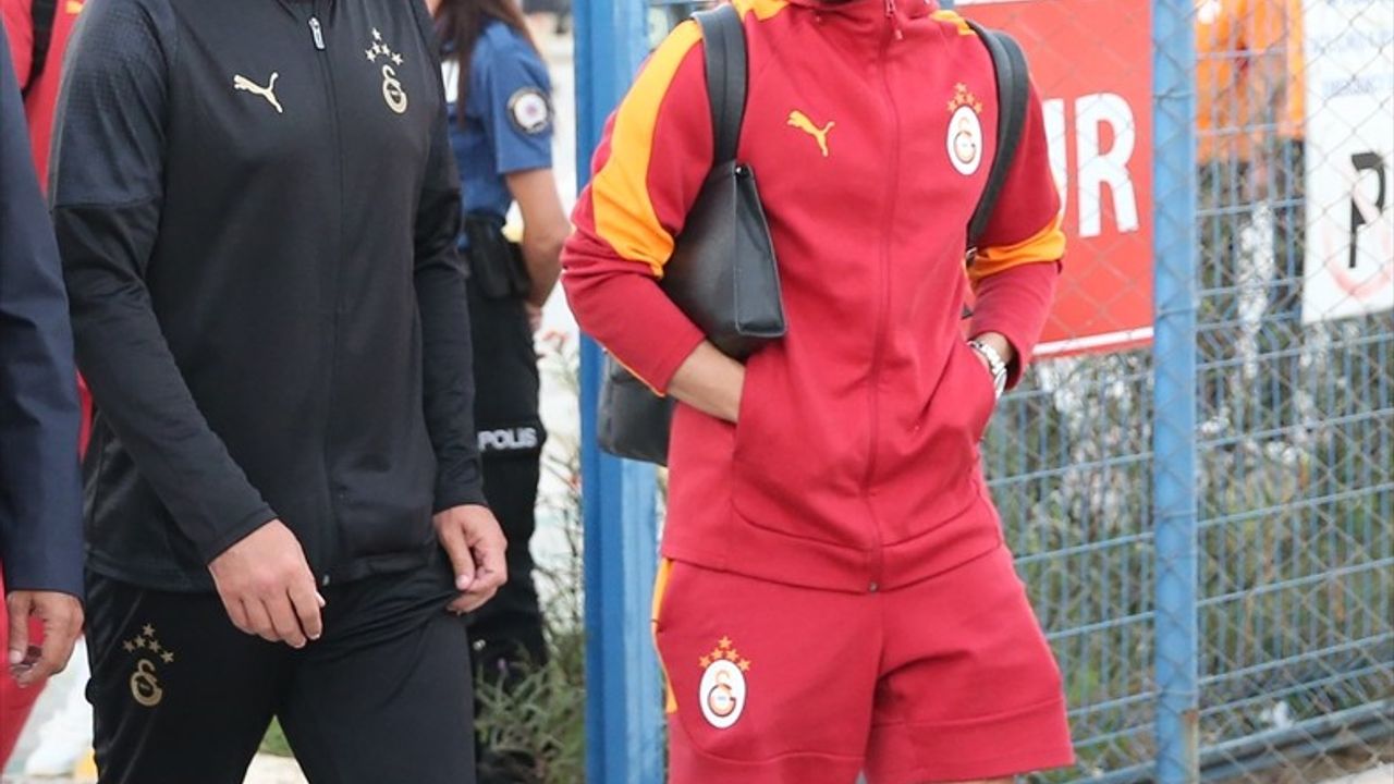 Galatasaray Alanya'da: Corendon Alanyaspor maçı öncesi Gazipaşa'da taraftar karşıladı