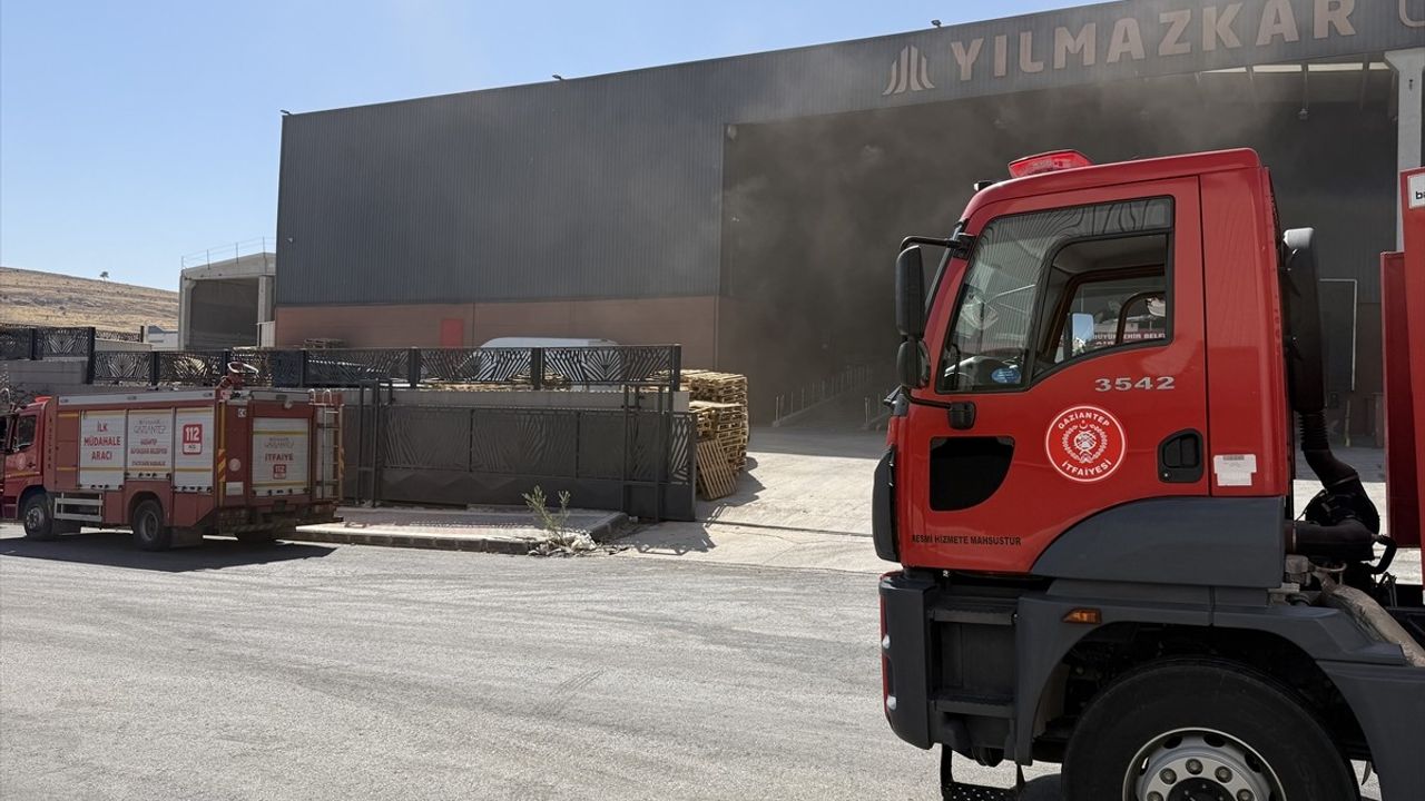Gaziantep'te ıslak mendil fabrikasında yangın: 2 işçi dumandan etkilendi