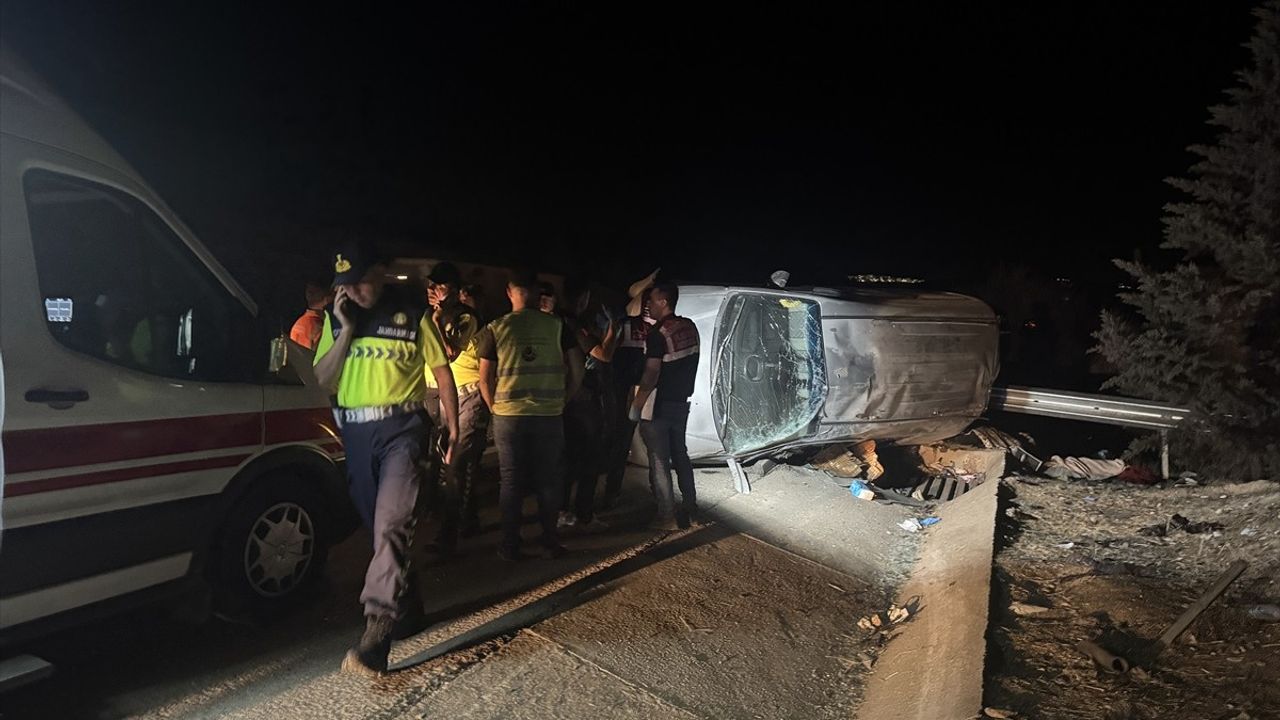 Gaziantep'te lastik patlaması sonrası kamyonet devrildi: 2 ölü, 8 yaralı