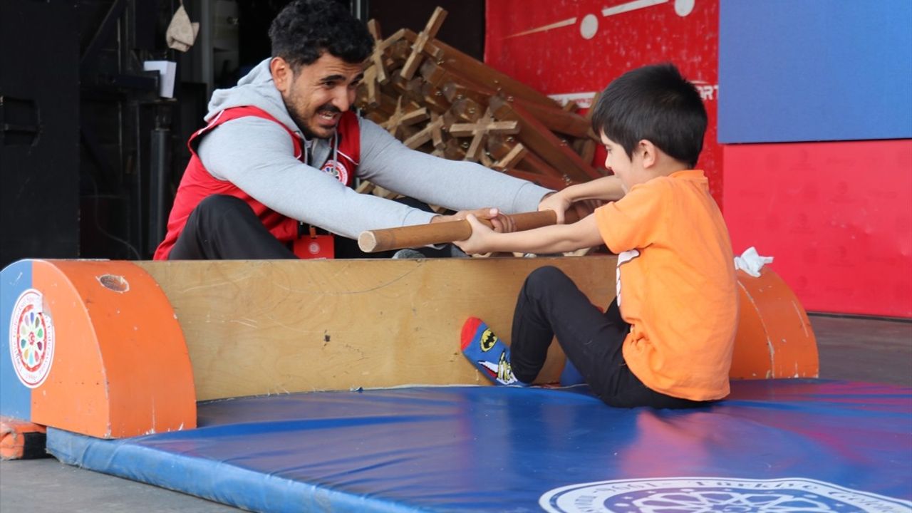 Geleneksel Oyunlar Tırı Ağrı'da: Çocuklar Unutulmaya Yüz Tutmuş Oyunlarla Buluştu