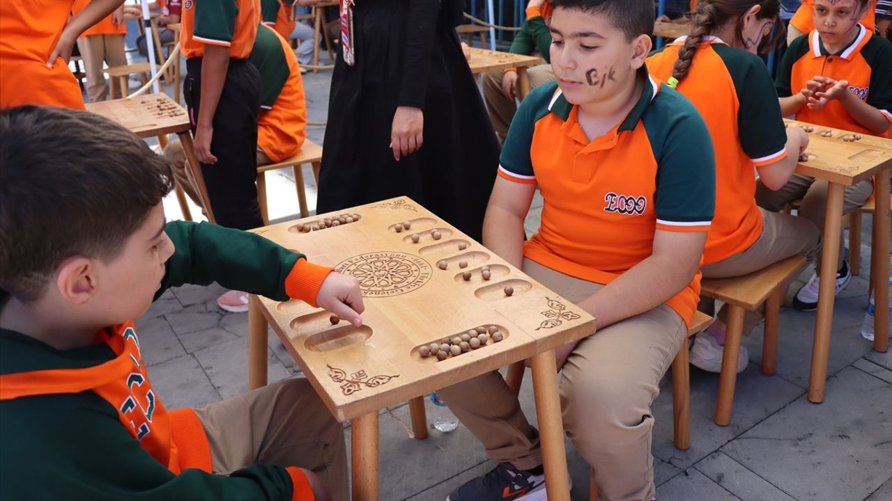 Geleneksel Oyunlar Tırı Erzincan'da: Çocuklara Unutulmaya Yüz Tutmuş Oyunlar Tanıtıldı