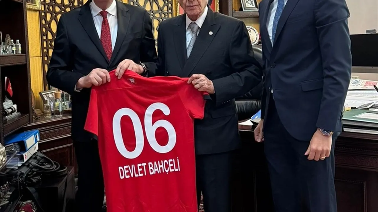 Gençlerbirliği Başkanı Osman Sungur ve Aykut Çakmaklı, Devlet Bahçeli'yi ziyaret etti