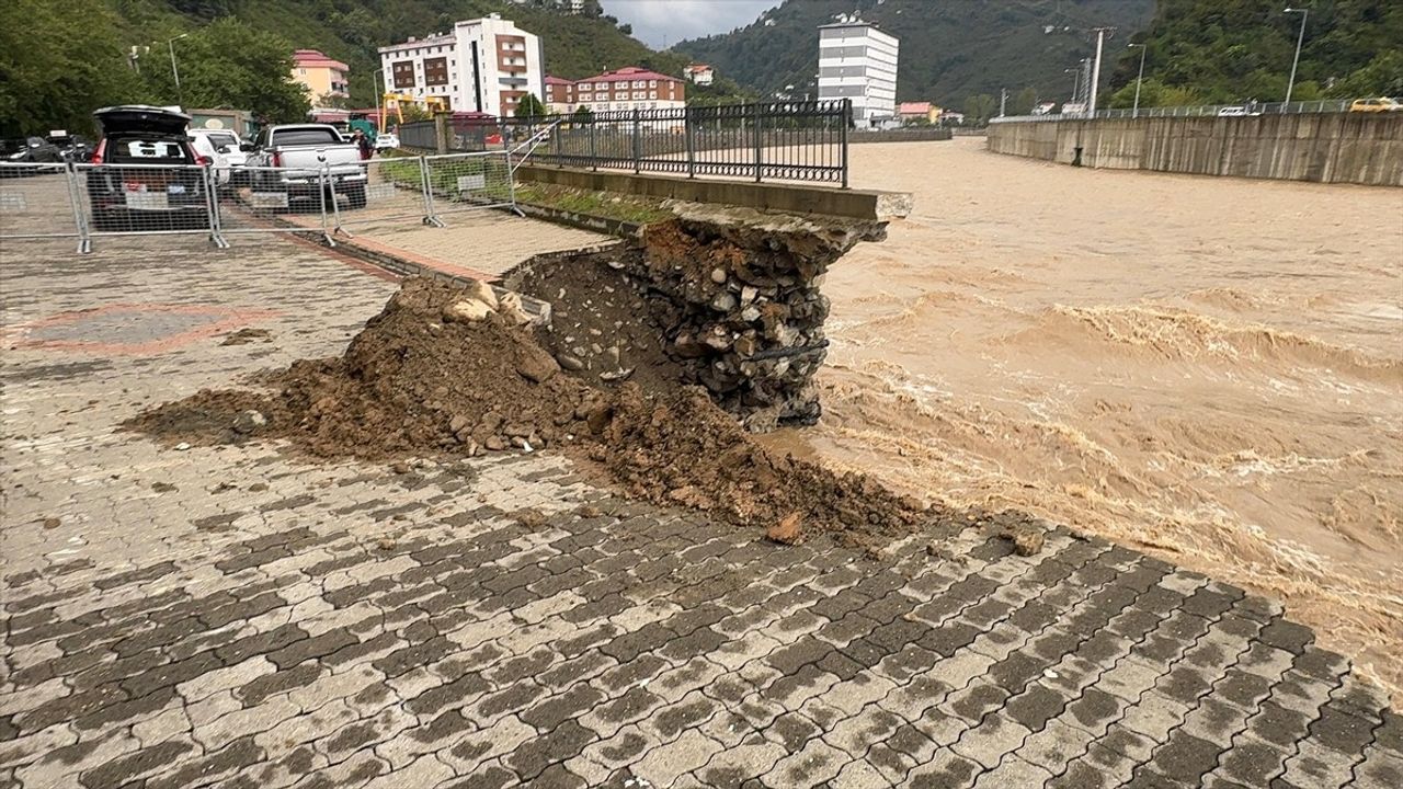 Giresun'da sağanak: Doğankent'te heyelan, 8 kişi kurtarıldı