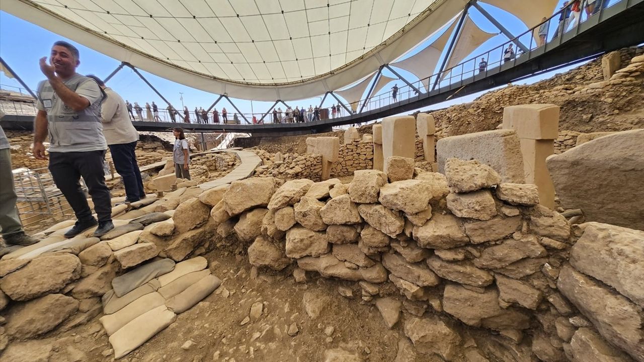 Göbeklitepe'de Duvar İçine Yerleştirilmiş İnsan Heykeli Neolitik Algıları Yeniden Şekillendiriyor