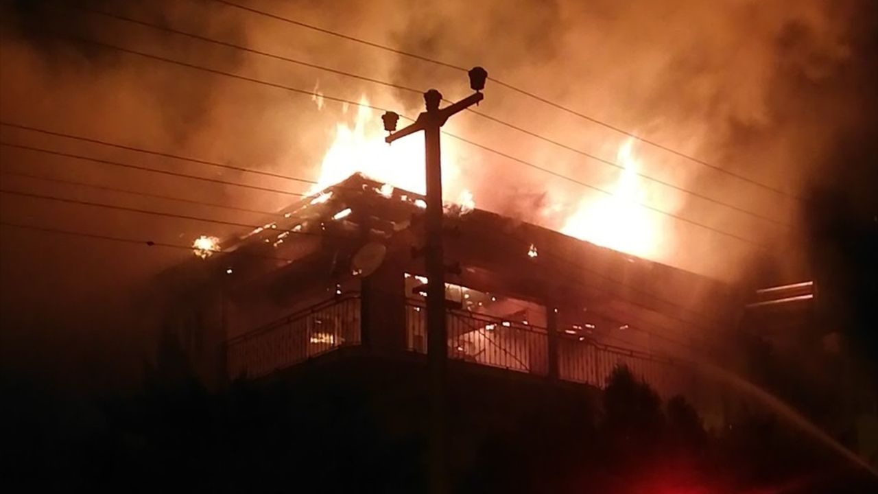 Gölhisar'da çatıda başlayan yangın daireye sıçradı; ekipler müdahale etti