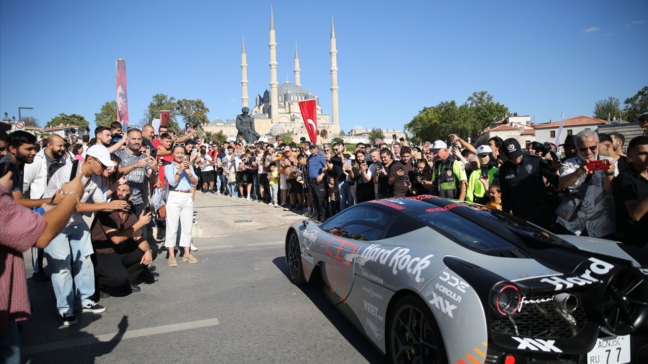 Gumball 3000 Rallisi'nin lüks otomobilleri Selimiye Meydanı'nda sergilendi