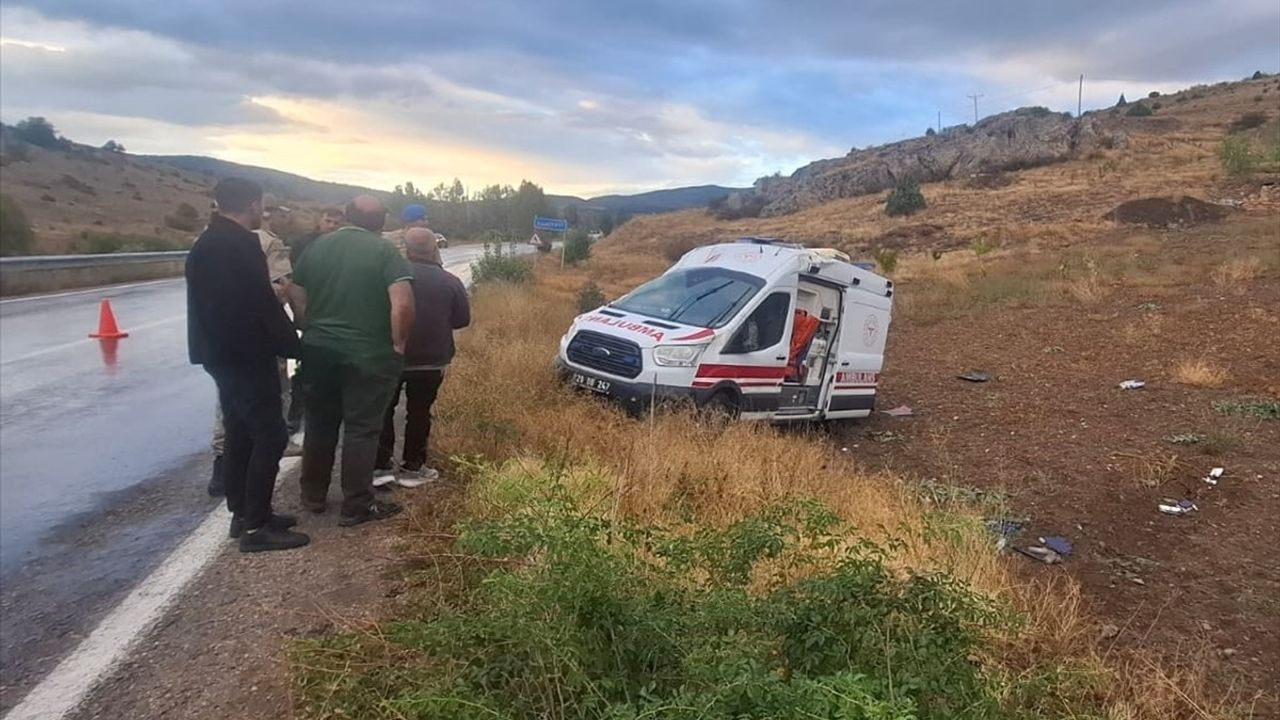 Gümüşhane'de devrilen ambulansta 3 sağlık personeli yaralandı