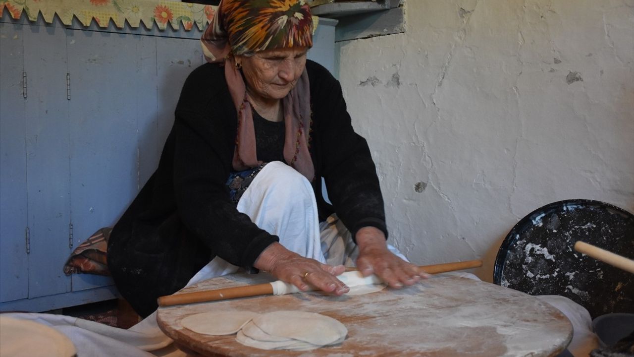 Gümüşhane Mescitli Köyünde Kadınların İmece Usulü Kışlık Yiyecek Hazırlığı