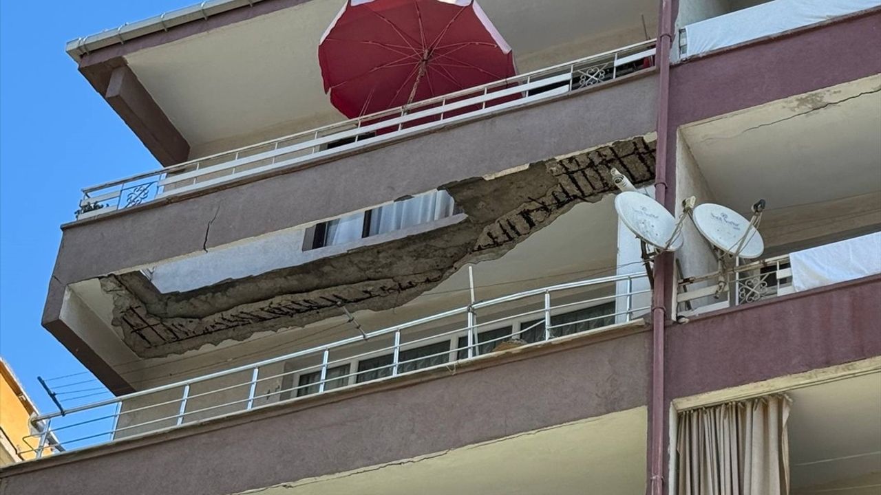 Güngören'de Balkon Çökmesi Nedeniyle 5 Katlı Bina Tahliye Edildi