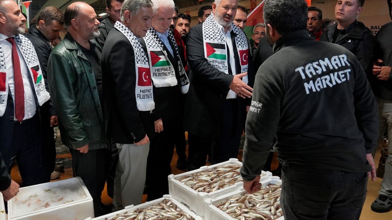 Gürpınar Balık Hali esnafı bir günlük kazancını Gazze'ye bağışladı