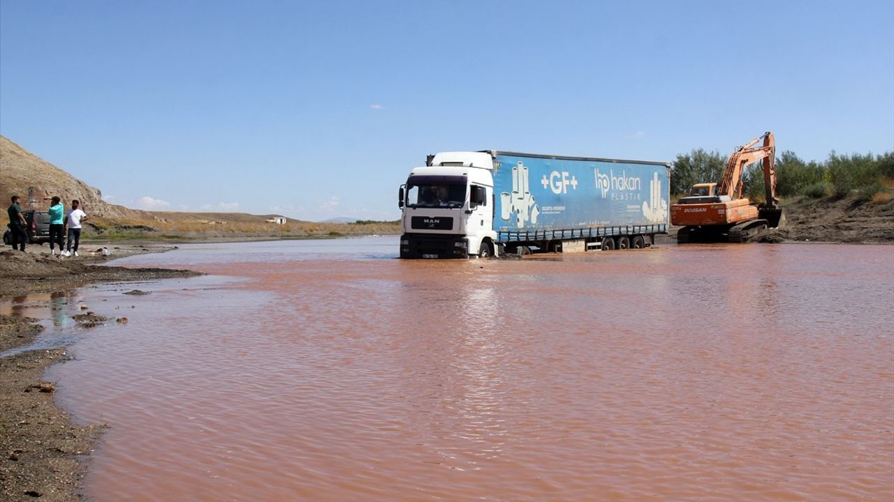 Hafik'te Kızılırmak'ta Kuma Saplanan Saman Yüklü Tır 2 Gün Sonra Çıkarıldı
