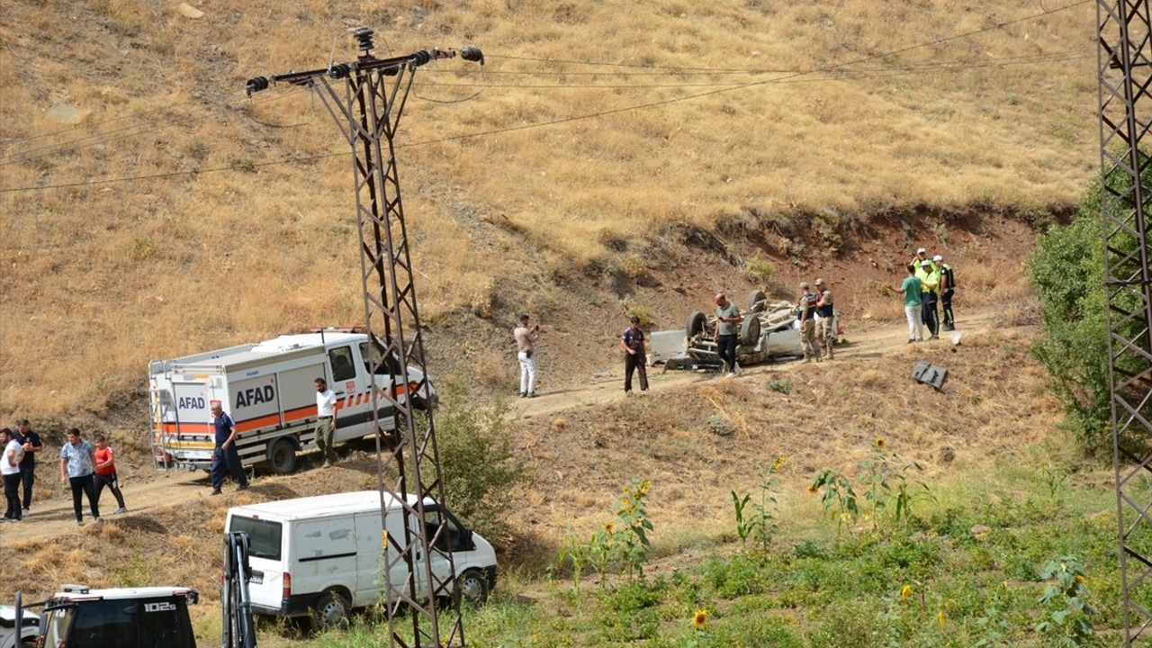Hakkari'de pikap şarampole devrildi: 2 kişi yaşamını yitirdi, 1 kişi ağır yaralı