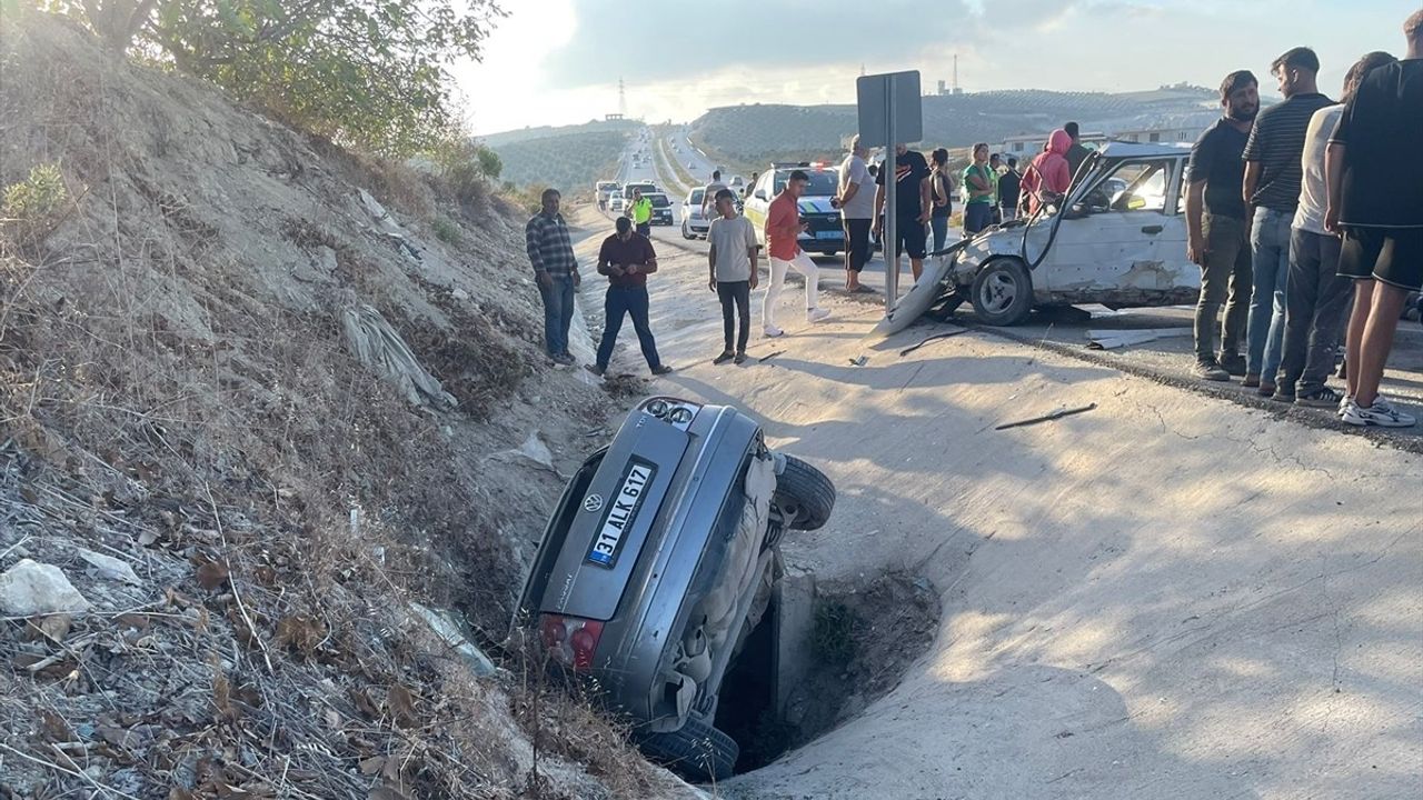 Hatay Altınözü'de iki otomobil çarpıştı: 4 yaralı, 1'i ağır
