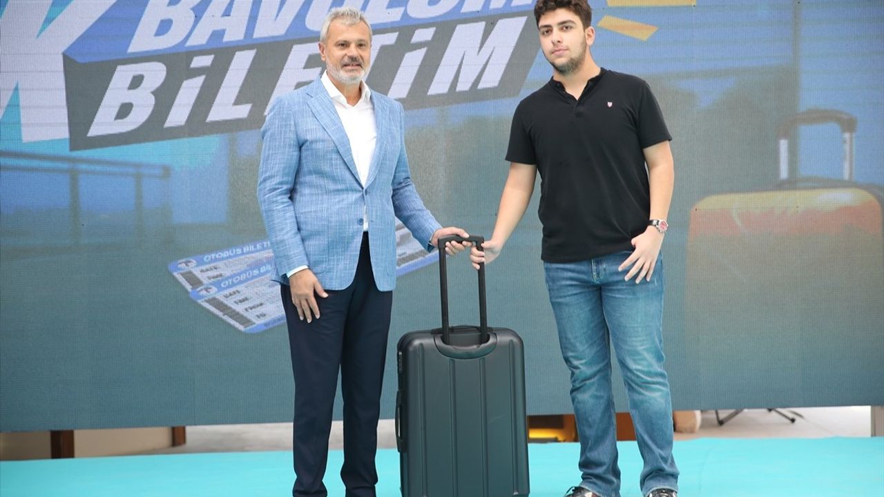 Hatay Büyükşehir Belediyesi 'İlk Bavulum İlk Biletim' ile üniversiteyi kazanan öğrencilere destek sağladı