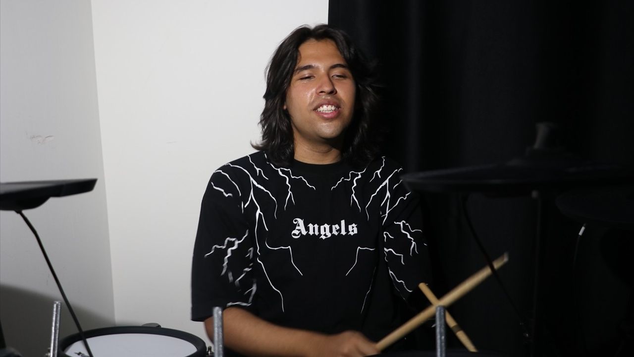 Hatay'da depremde kolunu kaybeden genç, streç filmle sabitlediği bagetle bateri çalıyor