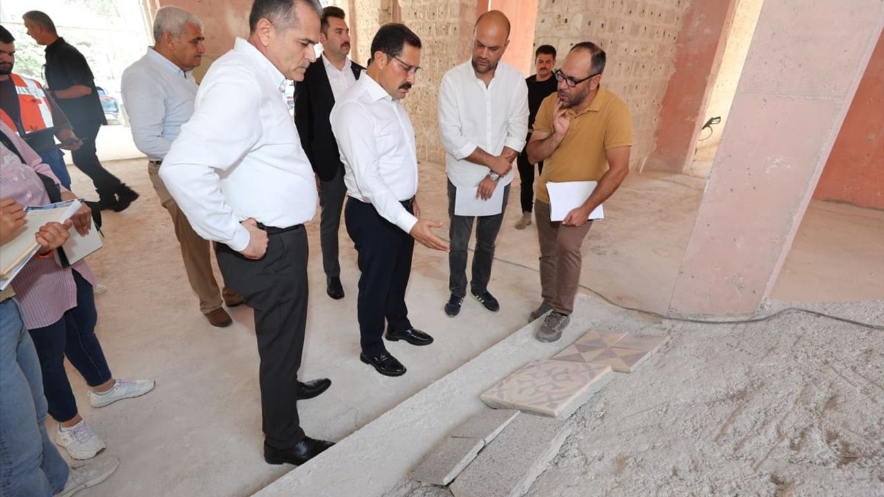 Hatay Valisi Masatlı, depremde hasar gören tarihi valilik yapılarında restorasyon çalışmalarını inceledi