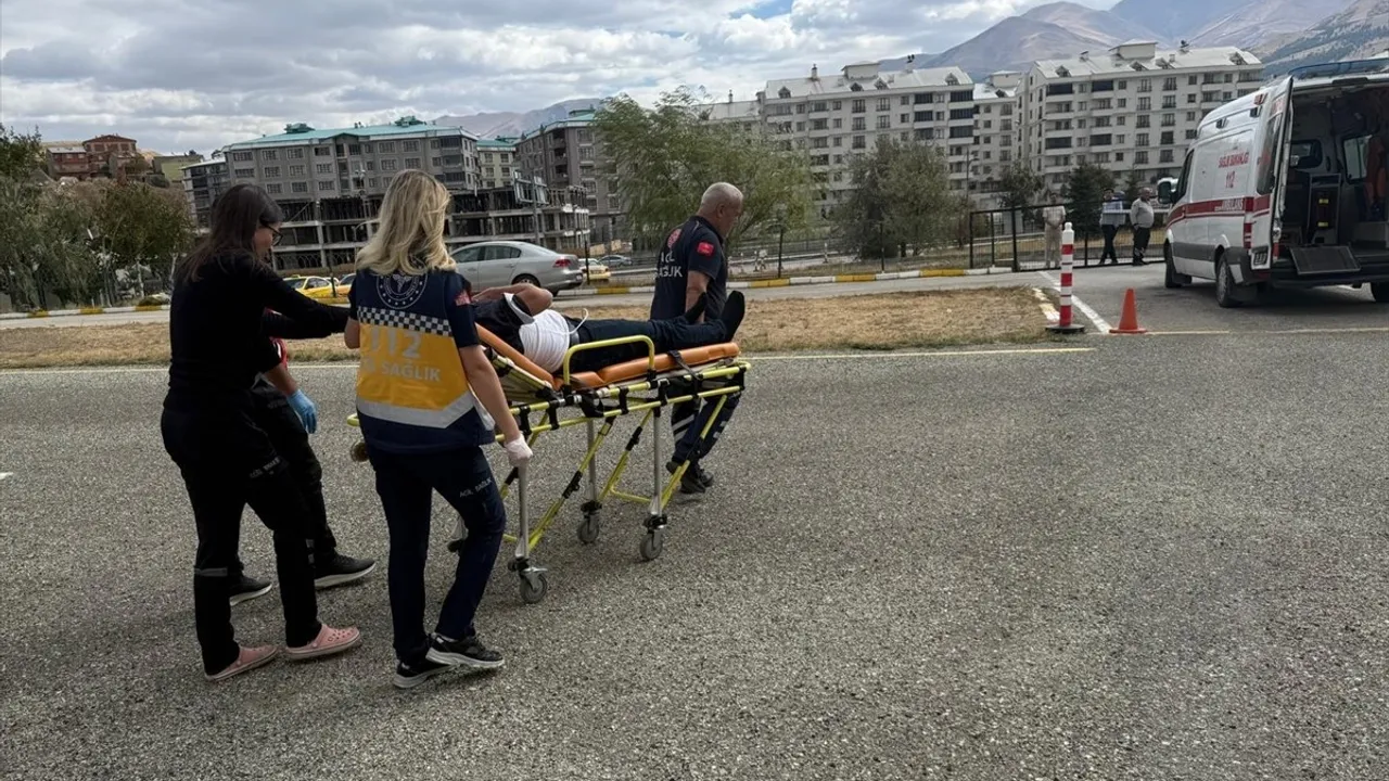 Hınıs'ta kalp krizi şüphesiyle başvuran 41 yaşındaki hasta ambulans helikopterle Erzurum'a sevk edildi