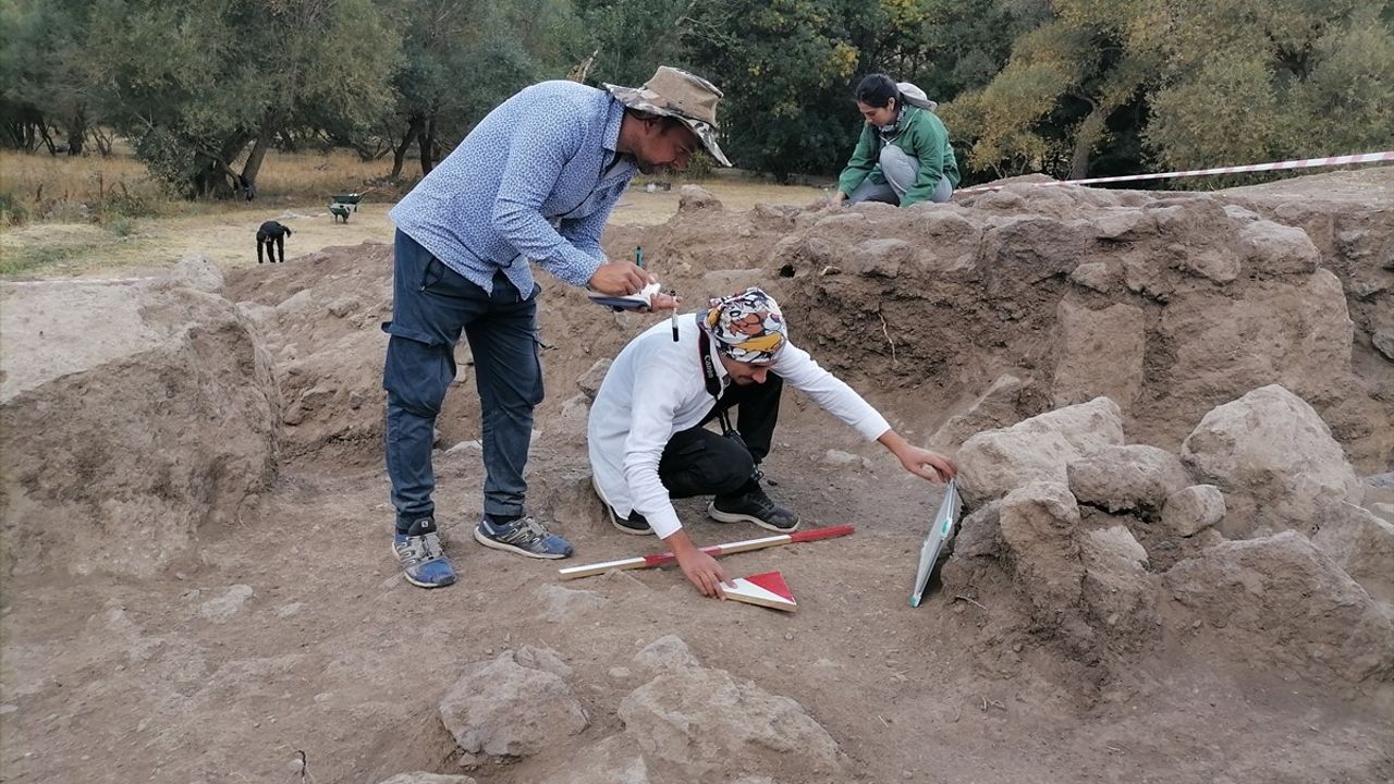 Hınıs'ta Parmaksız Kale Höyüğü kazıları: 5 bin yıllık Karaz izleri ve Urartu yerleşimi