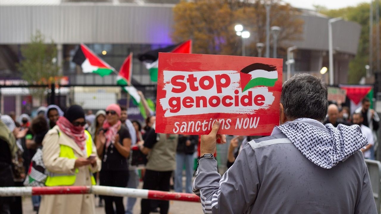 Hollanda’da Avrupa Kupası açılışında İsrail protestosu, seyirci girişleri kısa süre engellendi