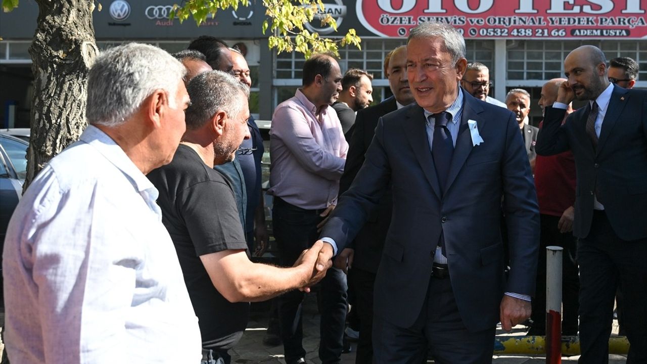 Hulusi Akar: "Terörsüz Türkiye" için esnaf, gaziler ve şehit aileleriyle Ankara'da buluştu