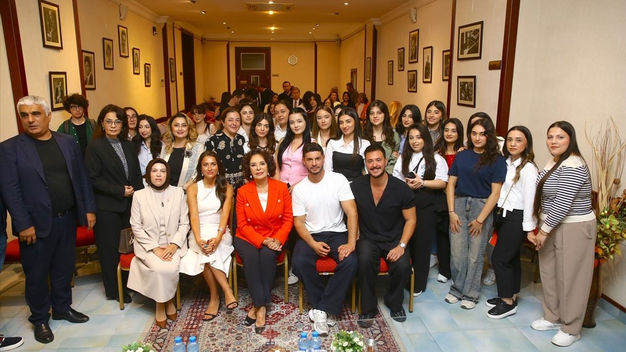 Hülya Koçyiğit, Berk Oktay, Anıl Altan ve Duygu Sönmez Bakü'de öğrencilerle deneyimlerini paylaştı
