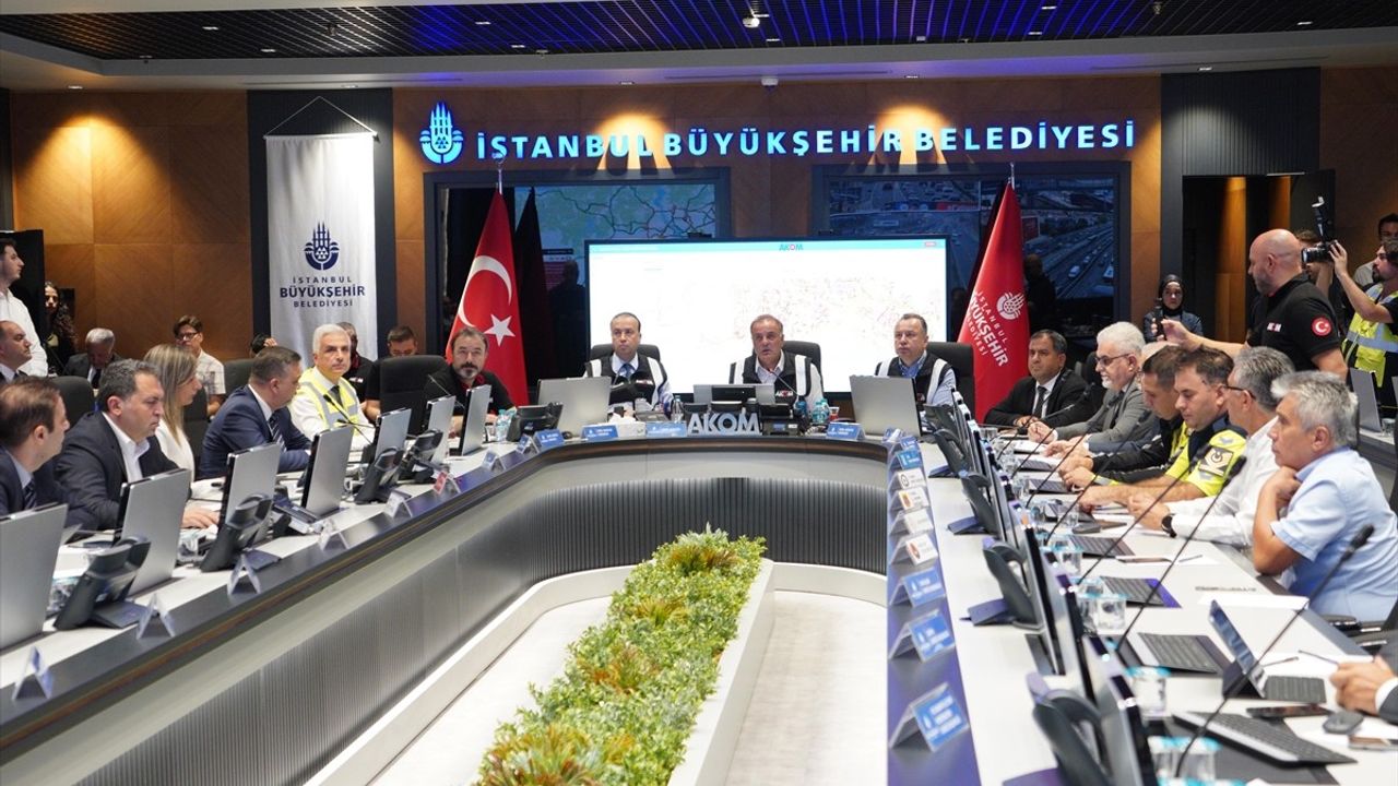 İBB ekipleri AKOM'dan İstanbul trafiğini izledi — Okulların açıldığı ilk iş gününde yoğunluk yaşanmadı