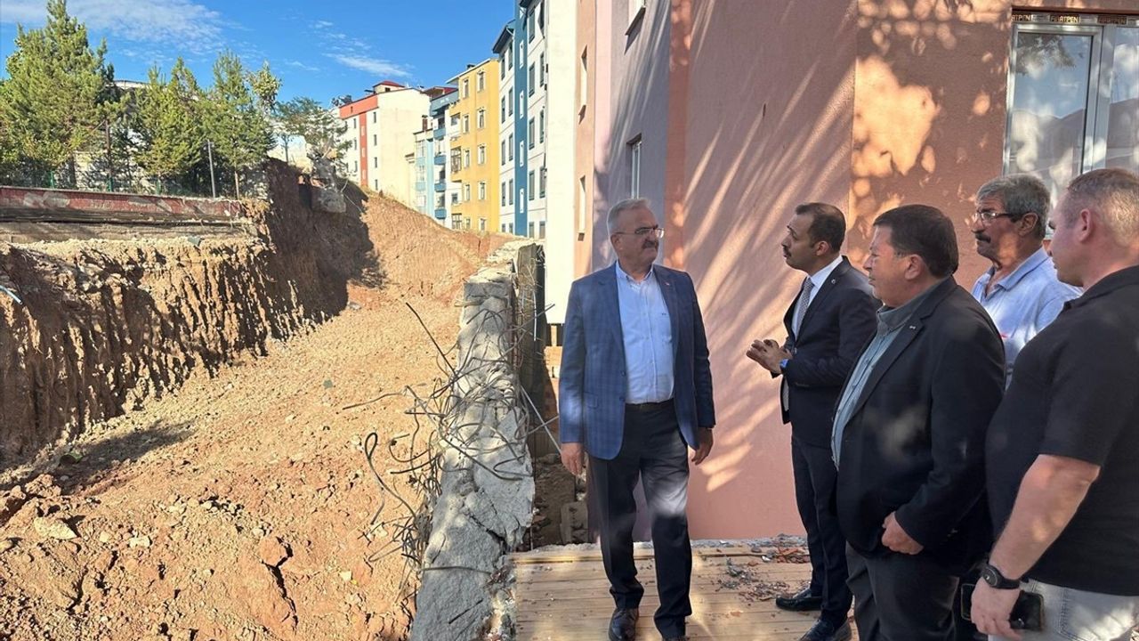 İçişleri Bakan Yardımcısı Münir Karaloğlu İspir'deki Heyelan Bölgesini İnceledi